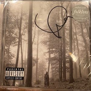 ⭐️ Signed folklore CD - Taylor Swift ⭐️
